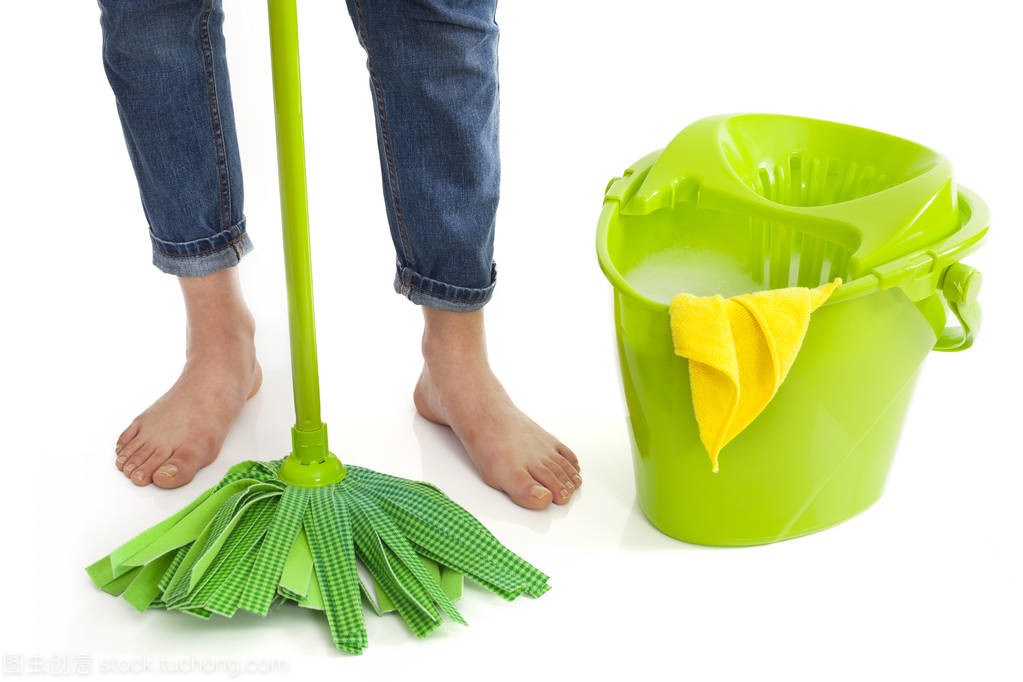 洁净守护者 白色背景前的女性与清洁用品